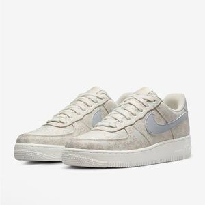 Nike Women's Air Force 1 '07 SE Shoes